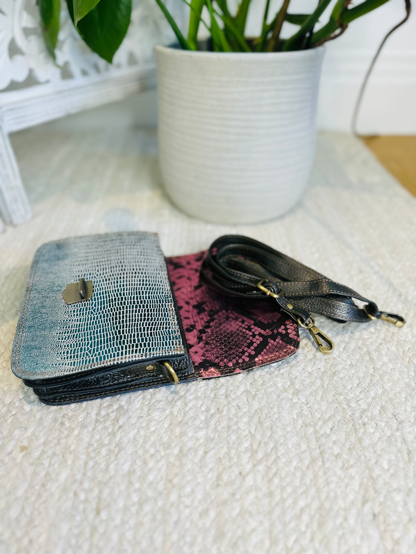 White Spotted / Metallic Turquoise Snake Vintage clutch